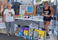 Voluntarios de la asociación Vida Gatuna, en el puesto de recogida.