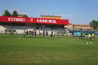 El CD Tarancón durante uno de sus últimos entrenamientos donde se observan los desperfectos del césped. 