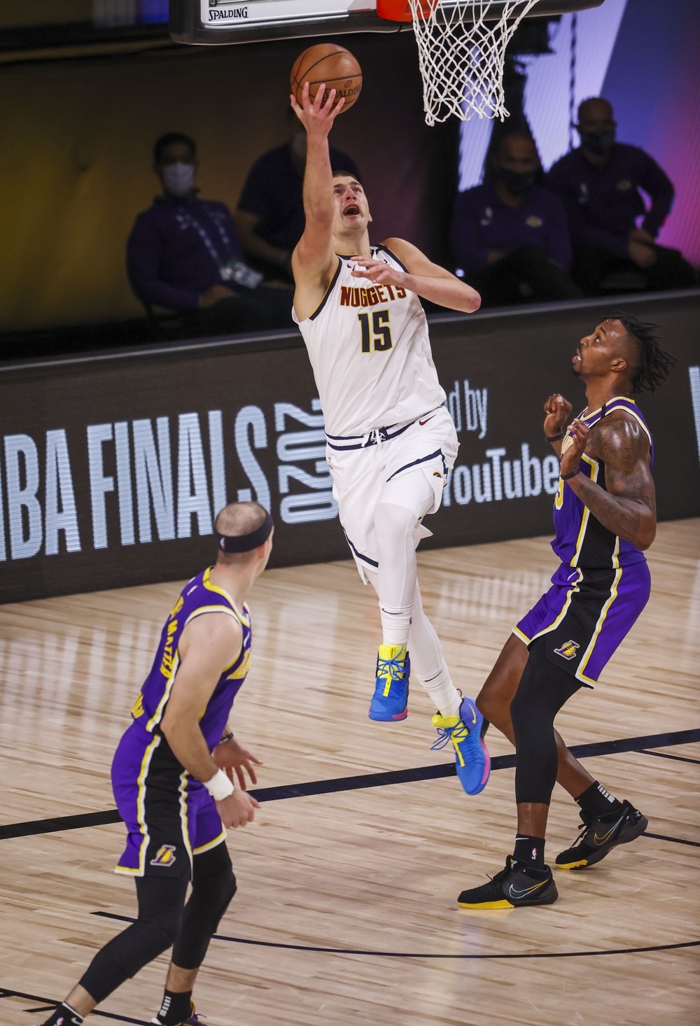 James pone a Lakers en las Finales de la NBA
