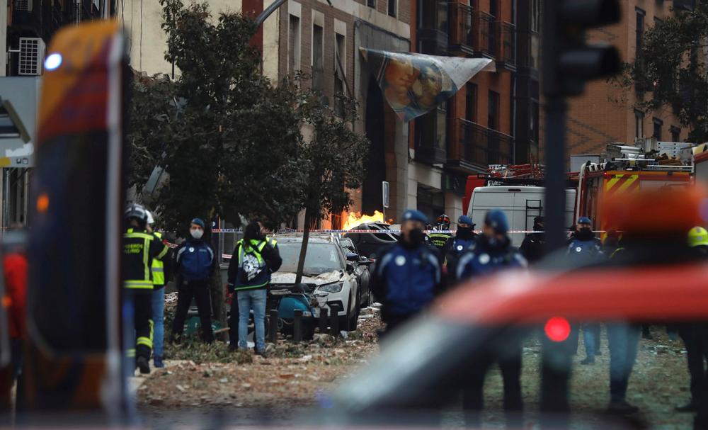 Explota parte de un edificio en el centro de Madrid  / DAVID FERNÁNDEZ