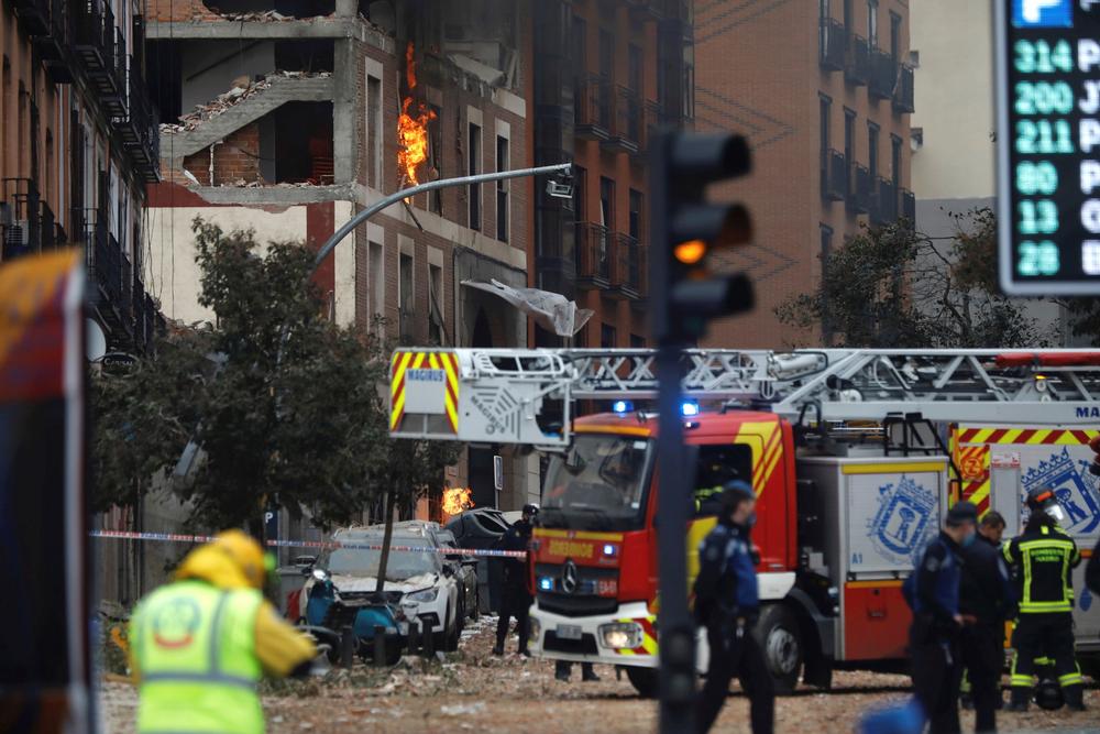 Explota parte de un edificio en el centro de Madrid  / DAVID FERNÁNDEZ