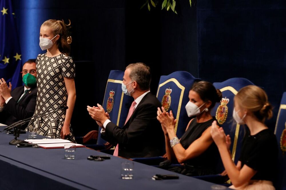 La Princesa Leonor (2-i) durante la ceremonia de entrega  / BALLESTEROS