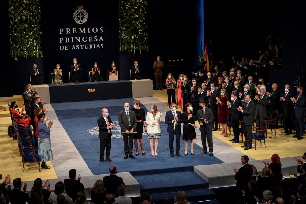 Varios de los galardonados reciben el aplauso del público asistente durante la ceremonia de entrega  / ELOY ALONSO