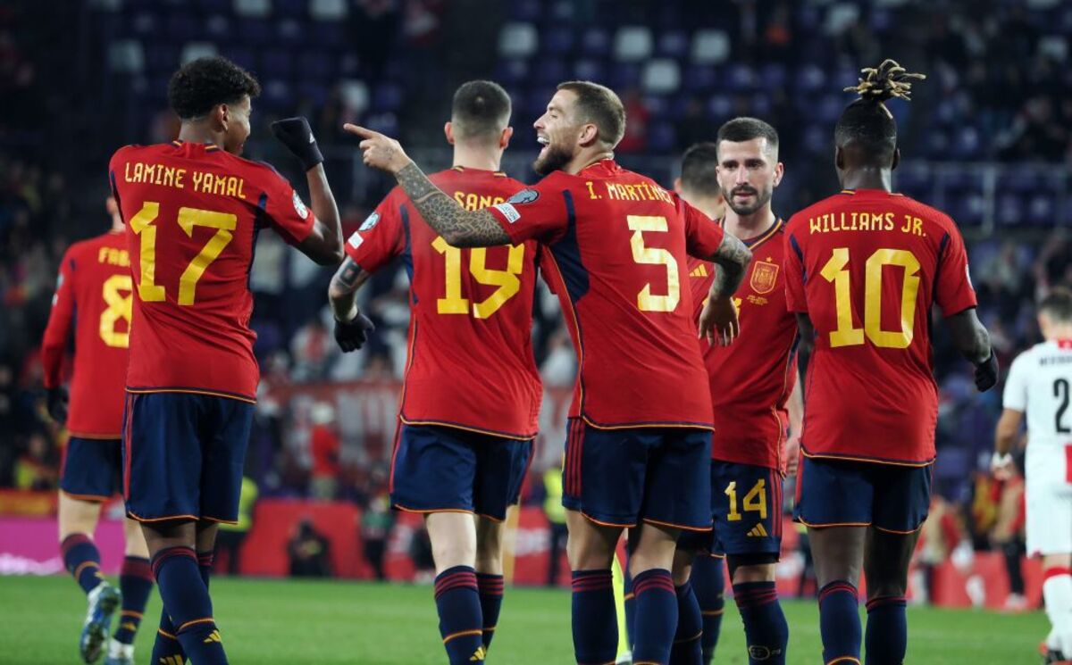 Los jugadores de la selección española celebran un gol ante Georgia  / R. GARCÍA