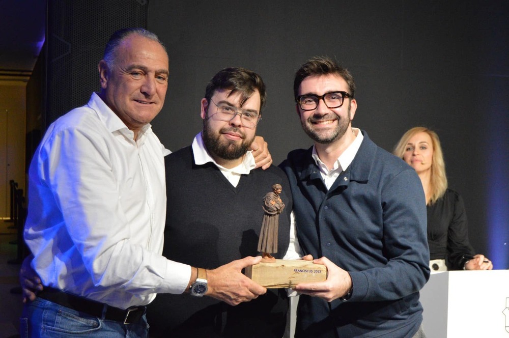 El Ayuntamiento de Tarancón recibe el premio 'Franciscus'