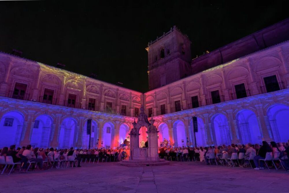 Dulce Pontes deleita en el broche del festival Uclés es Música