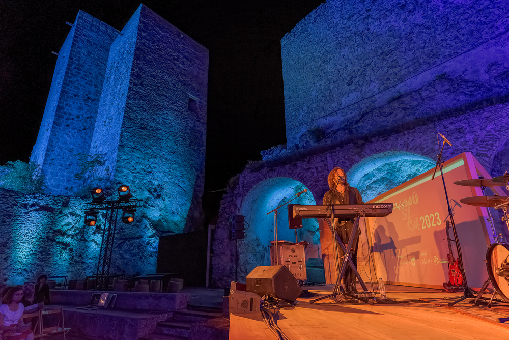 Dulce Pontes deleita en el broche del festival Uclés es Música