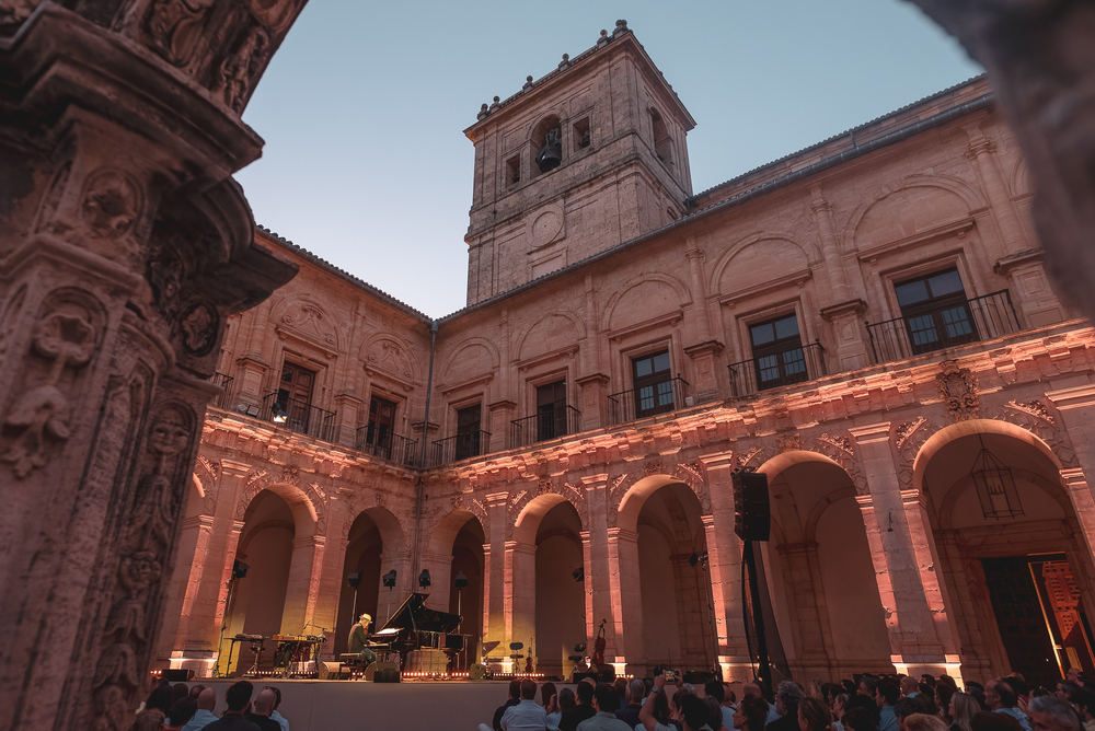 Dulce Pontes deleita en el broche del festival Uclés es Música