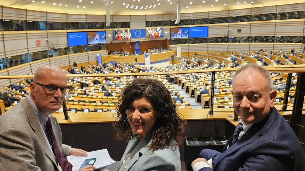 La vicepresidenta primera de las Cortes de Castilla-La Mancha, Josefina Navarrete, se reunió con Esther Herranz, de la Presidencia Española del Consejo de las Regiones en Bruselas, y el director de la Oficina de CLM ante la Unión Europea.