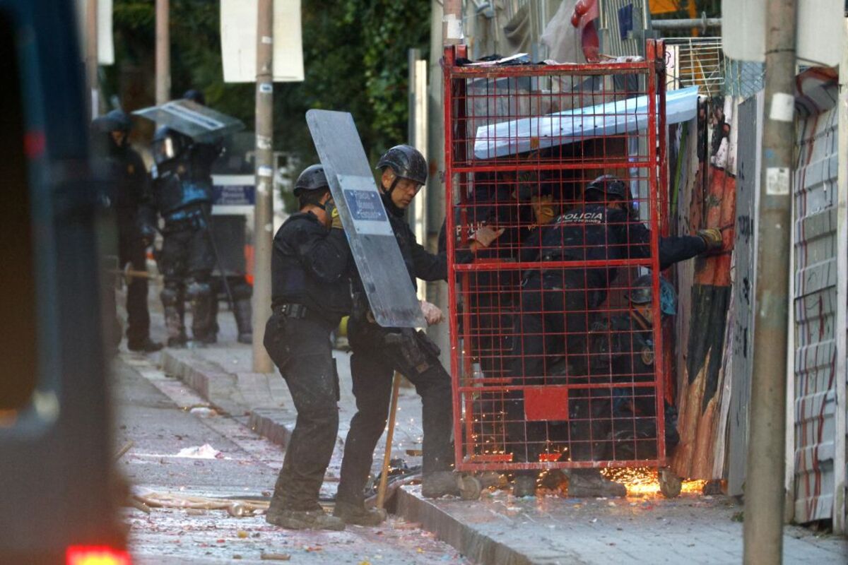 Mossos acceden al interior de El Kubo y al patio de la Ruïna ante la resistencia de ocupas  / QUIQUE GARCÍA