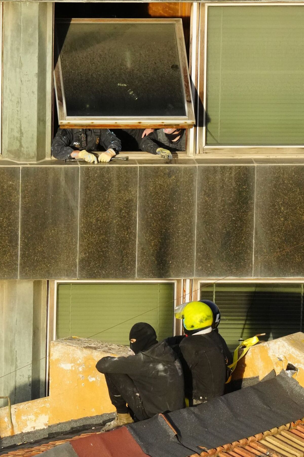 Mossos acceden al interior de El Kubo y al patio de la Ruïna ante la resistencia de ocupas  / ENRIC FONTCUBERTA