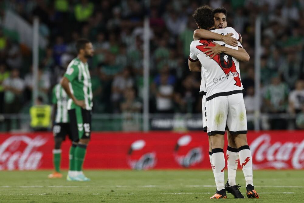 El Betis se afianza en puestos europeos y frena al Rayo