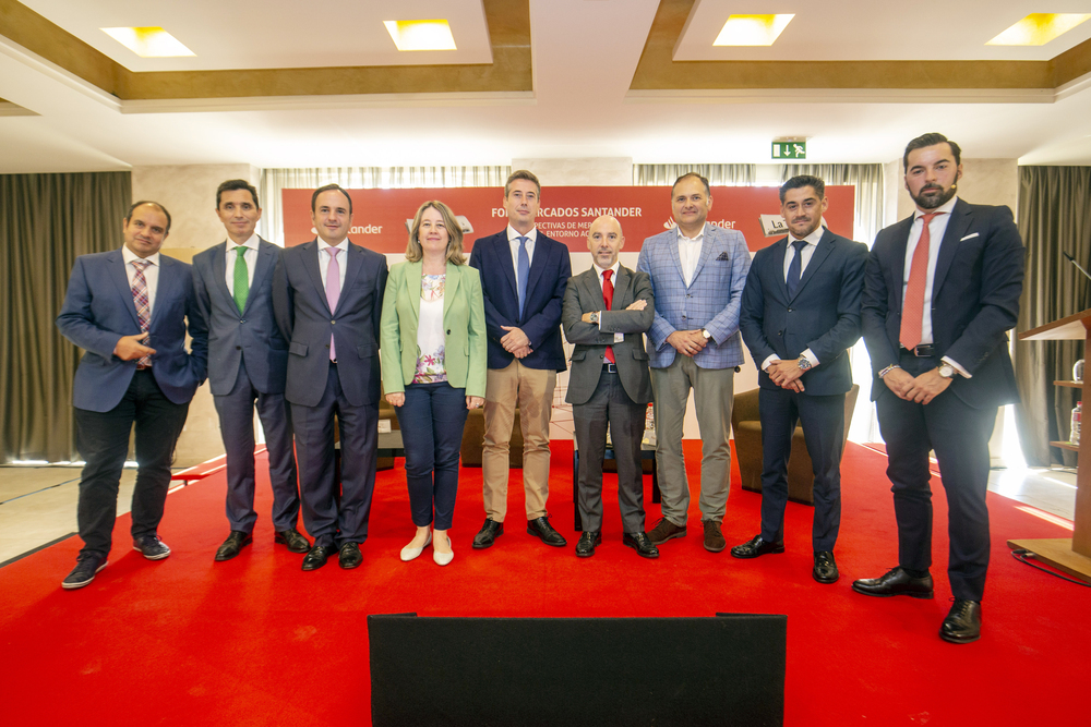 Responsables y dirigentes de Banco Santander y La Tribuna posan tras concluir el foro económico. 