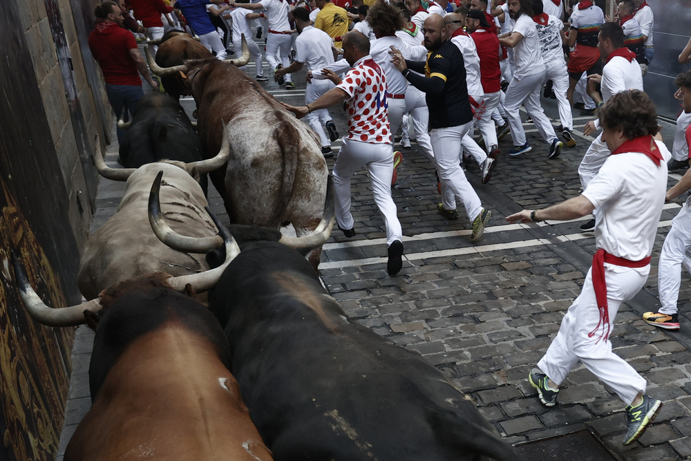 Cuarto encierro de los sanfermines 2023  / EFE