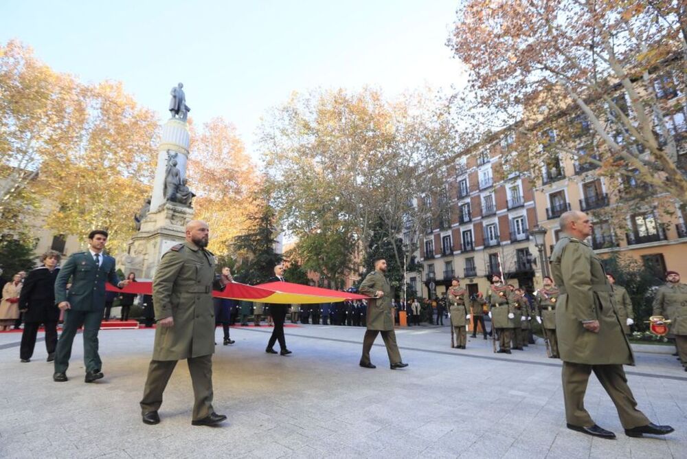 Ceremonia de izado de la bandera frente al Senado, en la plaza de la Marina Española, para celebrar el Día de la Constitución