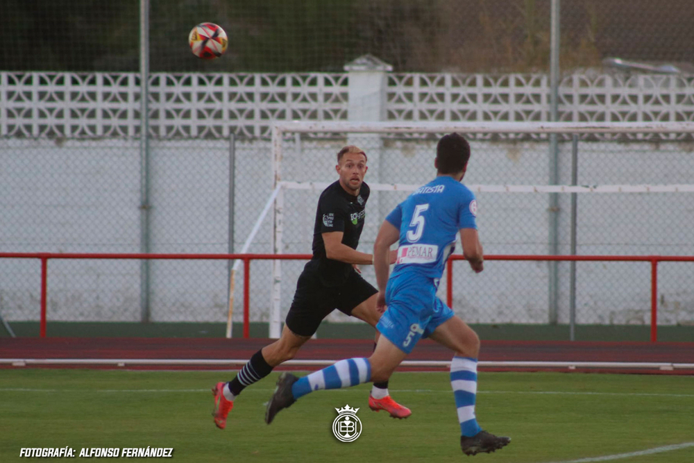 Tablas en un disputado derbi (0-0) y adiós al liderato