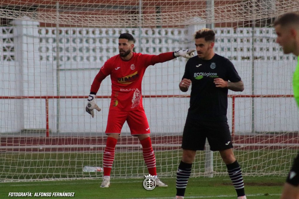 Tablas en un disputado derbi (0-0) y adiós al liderato