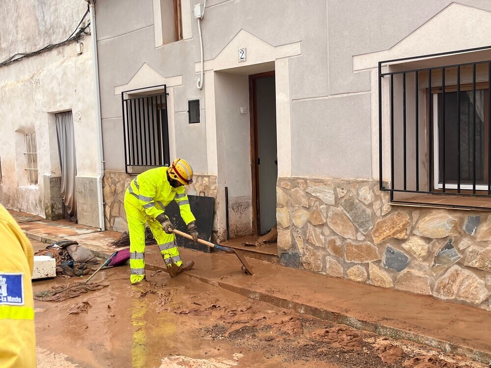 López visita Buenache de Alarcón tras el paso de la DANA