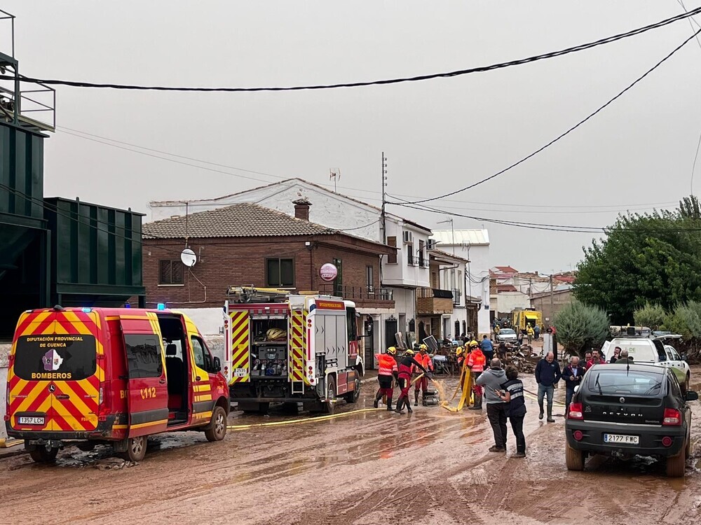 López visita Buenache de Alarcón tras el paso de la DANA