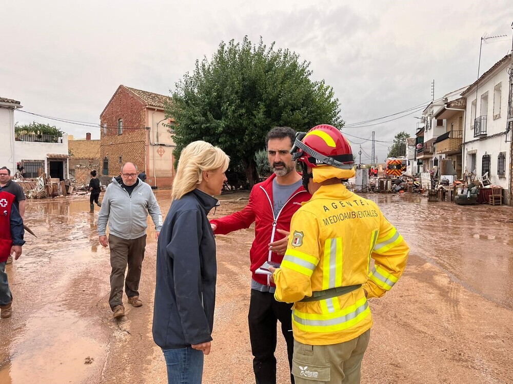 López visita Buenache de Alarcón tras el paso de la DANA