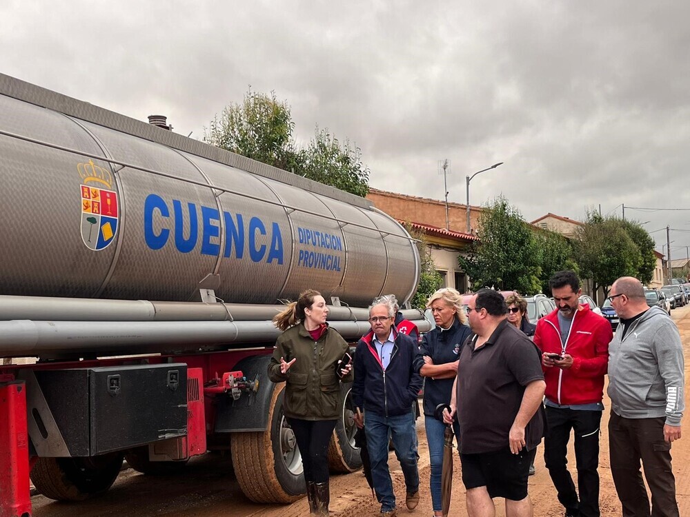 López visita Buenache de Alarcón tras el paso de la DANA