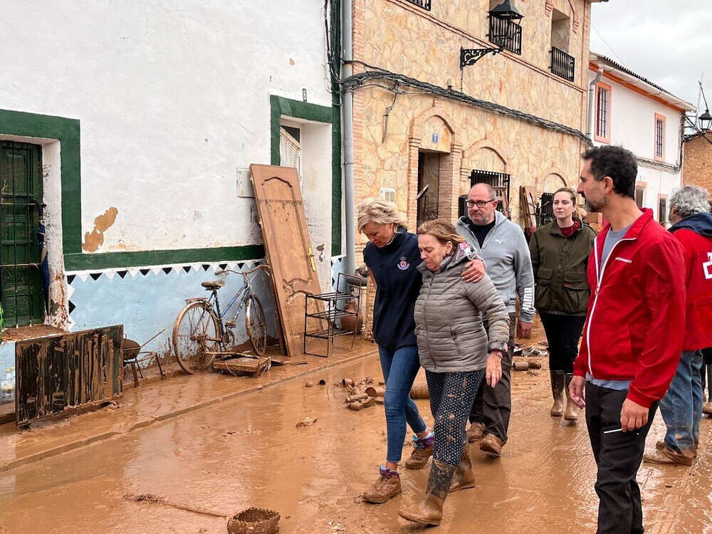 López visita Buenache de Alarcón tras el paso de la DANA