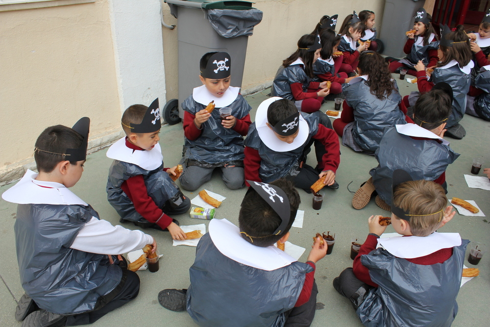 Los alumnos se vistieron con disfraces que confeccionaron los profesores, imitando a los ropajes que llevaban las ánimas antiguamente