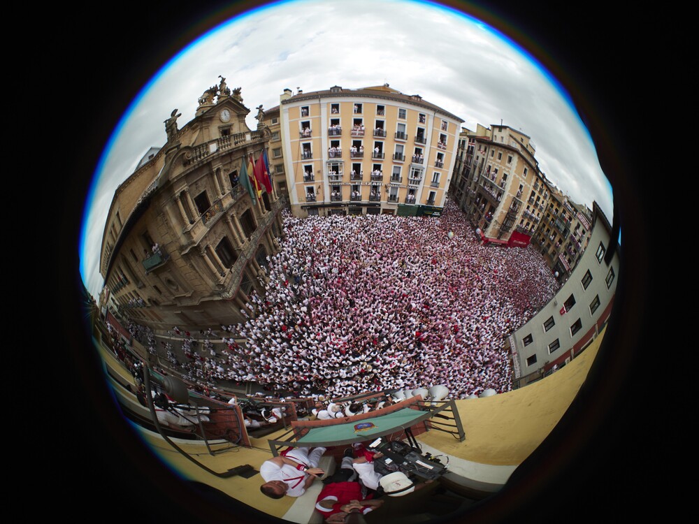 Ambiente en la plaza Consistorial de Pamplona en el inicio de los Sanfermines de 2023.  / EDUARDO SANZ EUROPA PRESS