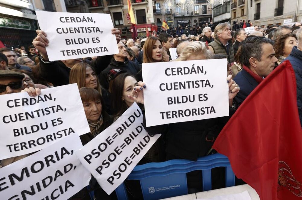 Miles de pamploneses protestan contra el pacto PSOE-Bildu