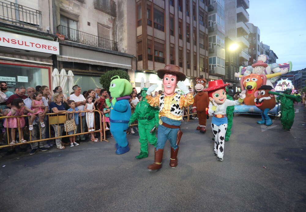 Desfile de carrozas de la Feria y Fiestas de San Julián 2023  / MANU REINA/MIGUEL ÁNGEL RAMÓN