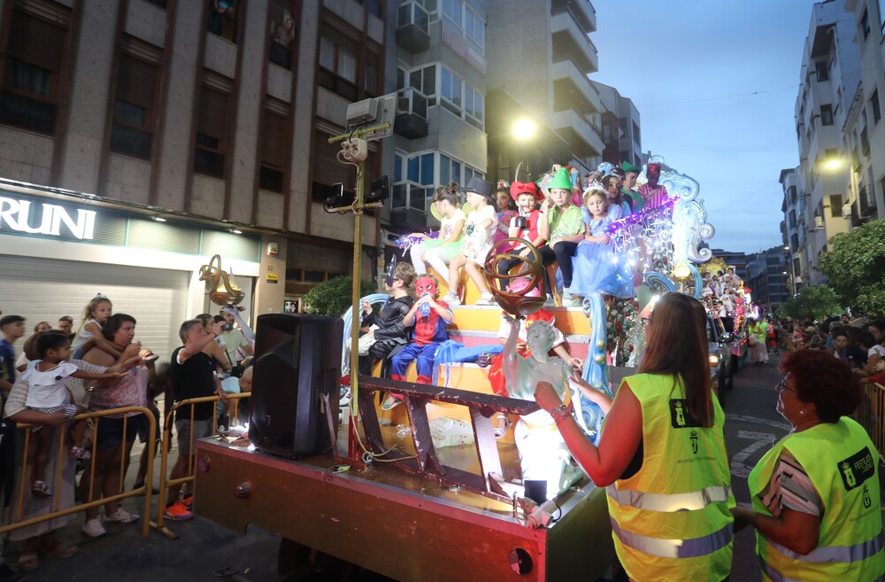 Desfile de carrozas de la Feria y Fiestas de San Julián 2023  / MANU REINA/MIGUEL ÁNGEL RAMÓN