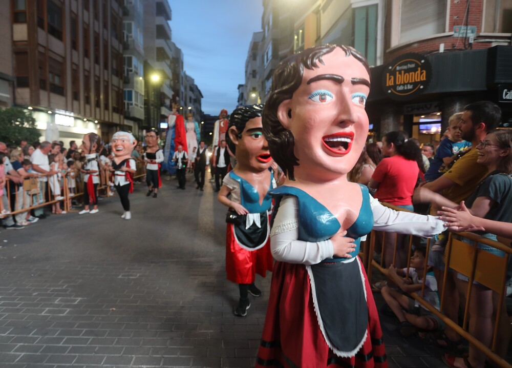 Desfile de carrozas de la Feria y Fiestas de San Julián 2023  / MANU REINA/MIGUEL ÁNGEL RAMÓN