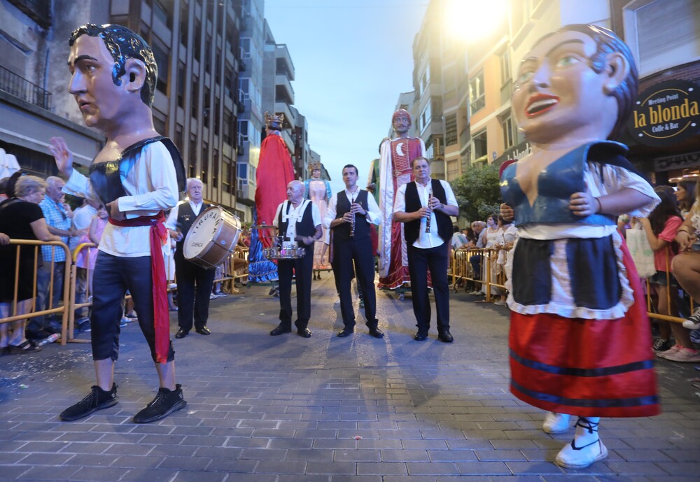 Desfile de carrozas de la Feria y Fiestas de San Julián 2023  / MANU REINA/MIGUEL ÁNGEL RAMÓN