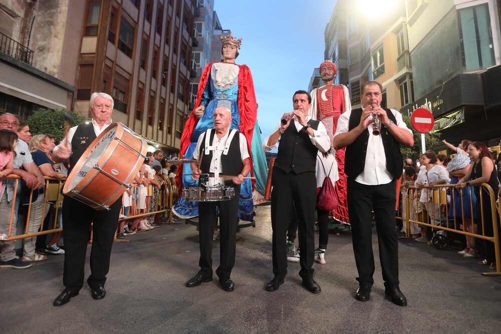 Desfile de carrozas de la Feria y Fiestas de San Julián 2023  / MANU REINA/MIGUEL ÁNGEL RAMÓN