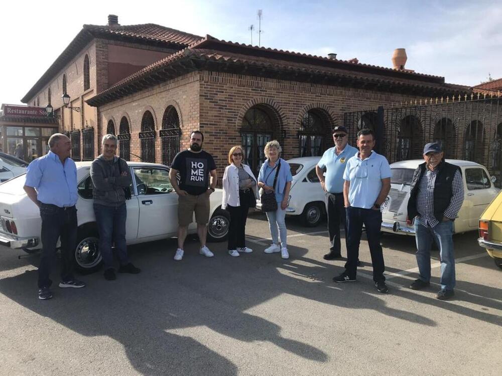 Los integrantes de la Asociación acuden a distintos eventos como exposiciones, desfiles o concentraciones e incluso realizan diferentes excursiones por toda la geografía nacional al volante de sus coches.