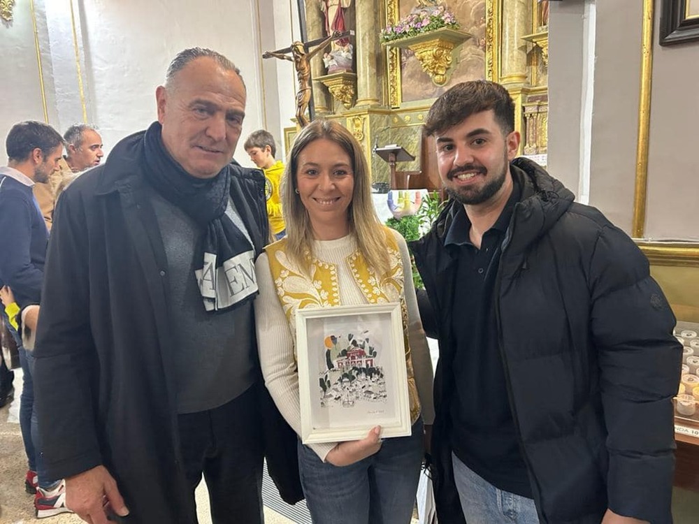 El coro del colegio Melchor Cano, el grupo folklórico Caño Gordo y el Coro Franciscano realizaron una actuación final / El alcalde, la presentadora y el concejal posan con el obsequio del consistorio