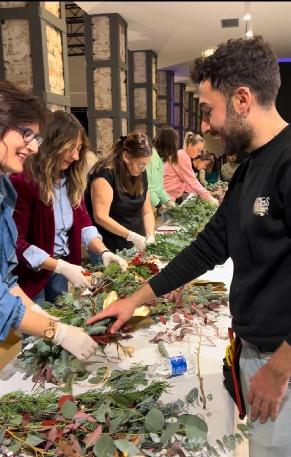 El florista profesional Ignacio Rodríguez guio a los alumnos para que elaboraran sus propias creaciones