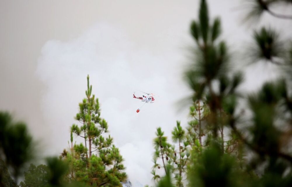 El incendio de La Palma evoluciona bien, con el esfuerzo concentrado en el Parque Nacional  / LUIS G MORERA