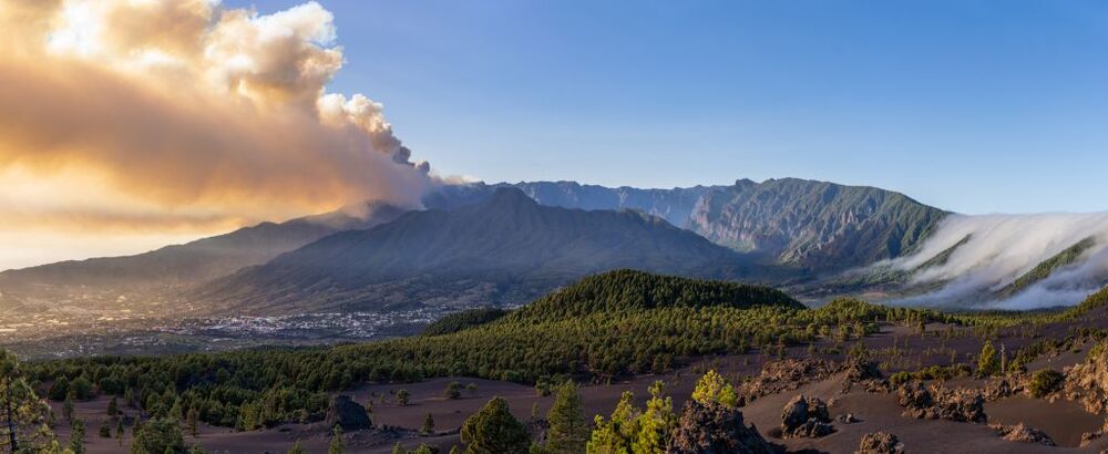 Humo provocado por las llamas del incendio de La Palma, a 16 de julio de 2023, en Puntagorda, La Palma, Canarias (España). Este incendio declarado en la madrugada de ayer en zona urbano forestal en el municipio de Puntagorda afecta ya a unas 4.600 hectár  / EUROPA PRESS