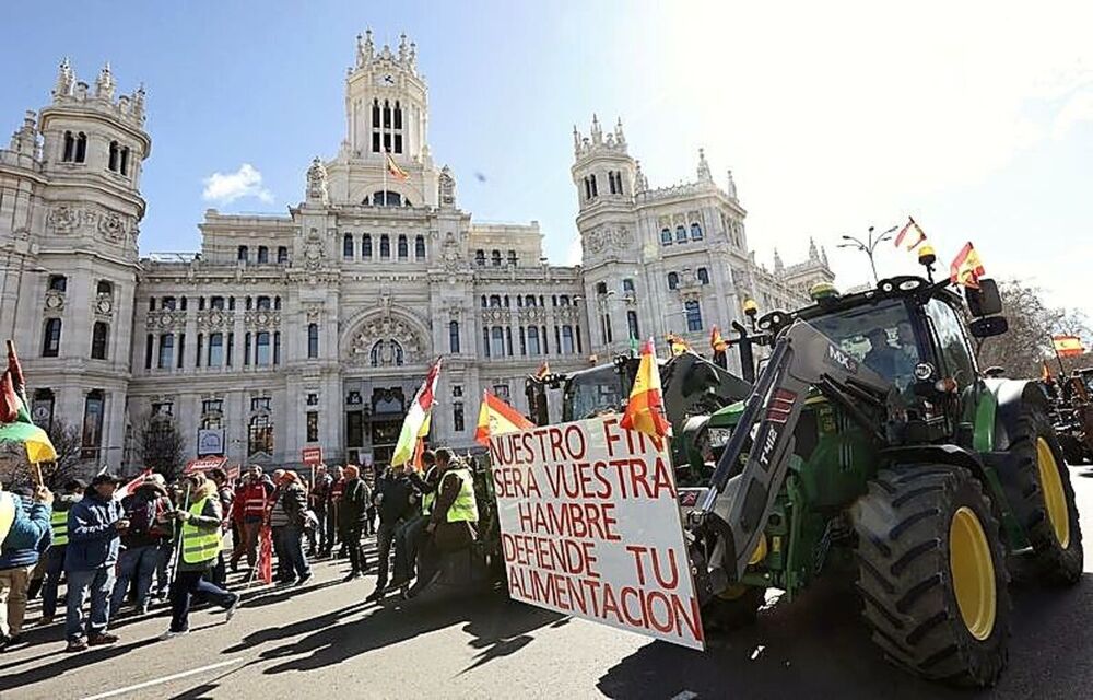 Tractores de CLM, al pie del Ministerio y la sede de la UE