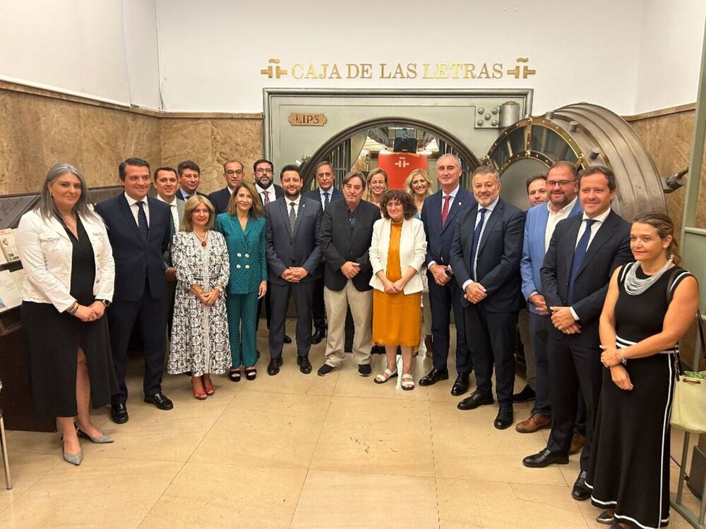 Foto de familia de los representantes de las Ciudades Patrimonio en el Instituto Cervantes