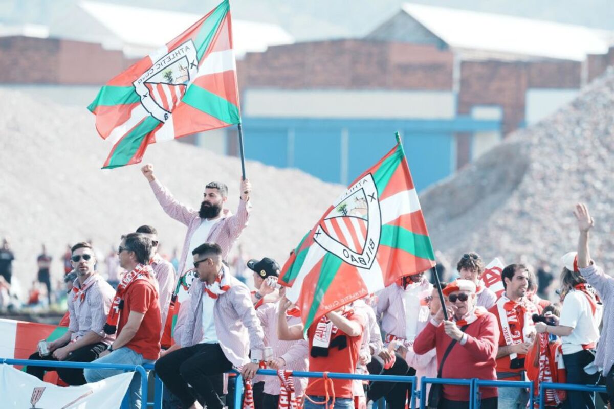 Los jugadores del Athletic Club en la gabarra celebran el título de Copa  / H. BILBAO   EUROPA PRESS