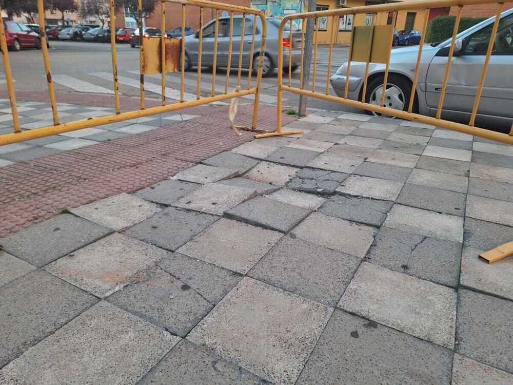 CeM denuncia baldosas levantadas en la avenida Virgen de las Angustias.