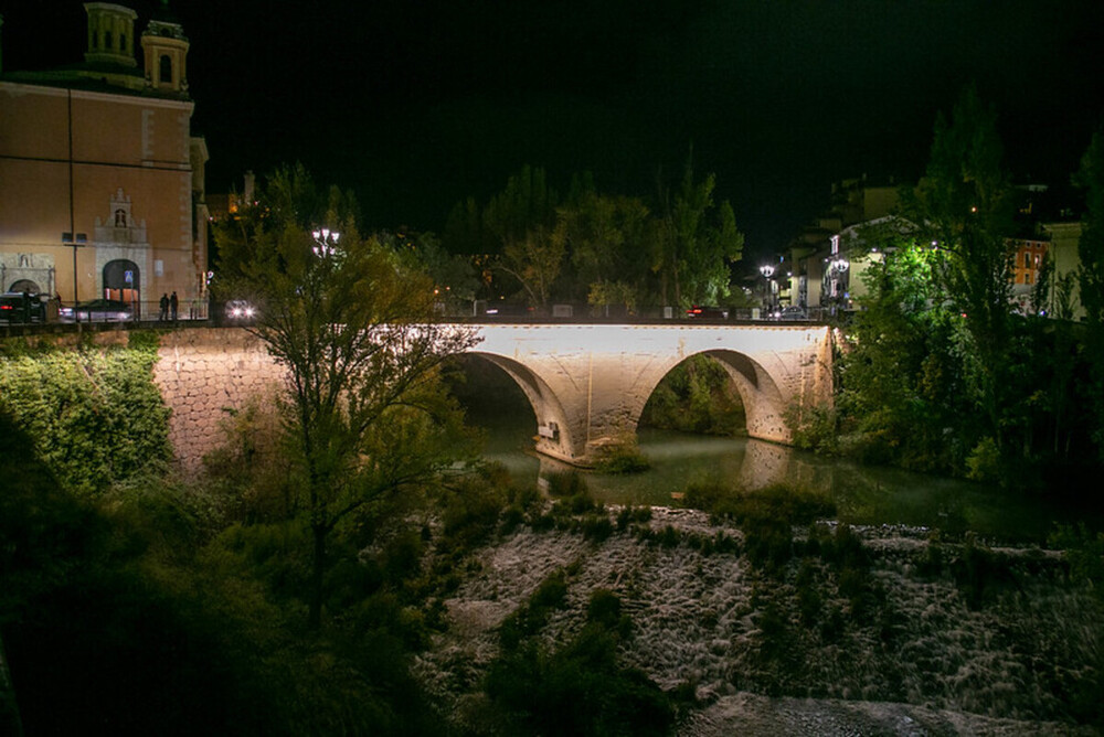 El puente de San Antón luce nueva iluminación