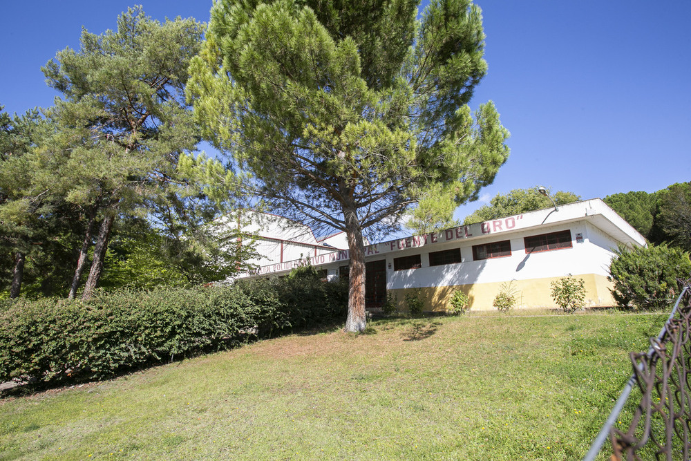 Fachada del pabellón polideportivo de Fuente del Oro.