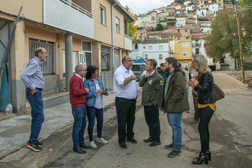 Page visita los trabajos de limpieza y reparación en Mira