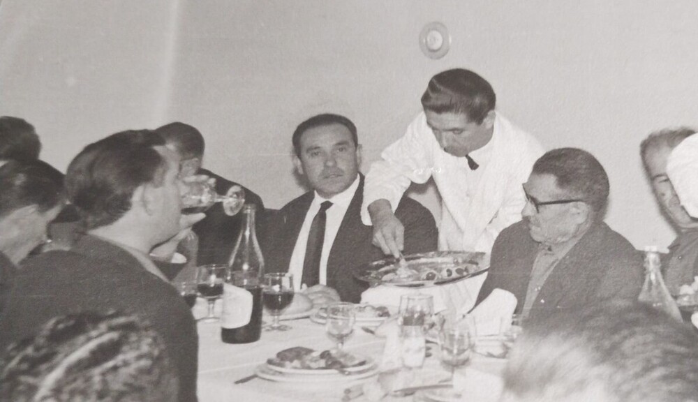 Blas, junto a su padre y a algunos compañeros en una comida de empresa.