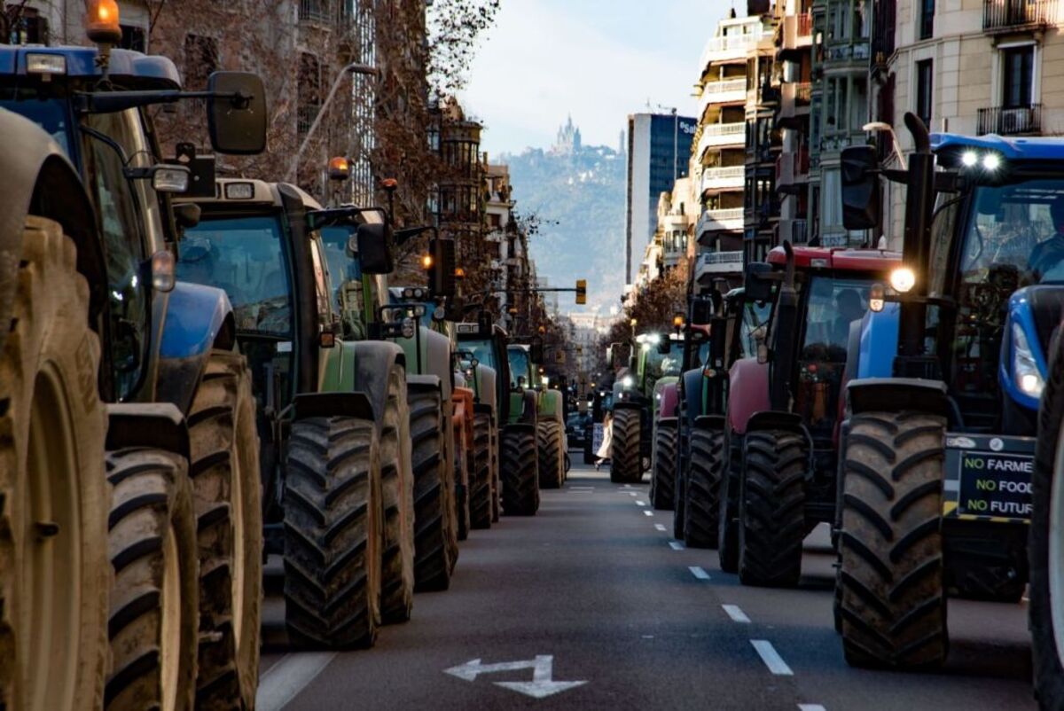 Los tractores llegan al centro de Barcelona, en la calle Balmes  / ALBERTO PAREDES   EUROPA PRESS