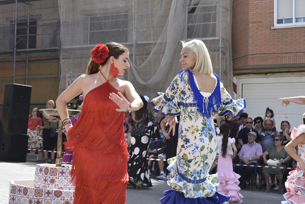 Desfile de carros y posterior actuación de flamenco durante las fiestas patronales de Tarancón.