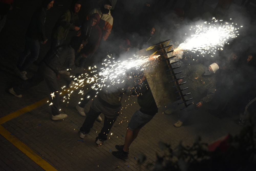 La maratón de torillos albergó a centenares de vecinos en la plaza de la Constitución. 